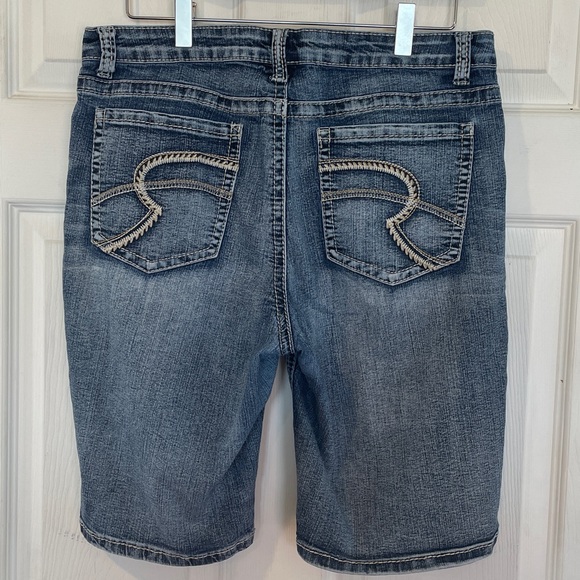 Revolt Size 12 Distressed Blue Jean Shorts - Picture 6 of 9